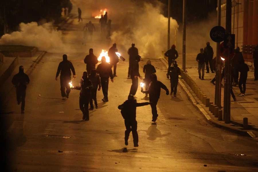 Άρχισαν τα όργανα: Φωτιές και μολότοφ στα Εξάρχεια – Χημικά έξω από τη ΓΑΔΑ – Προπηλακίζουν στελέχη του ΣΥΡΙΖΑ στην αμερικανική πρεσβεία (upd)